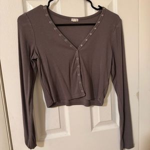 Garage crop top buttons can change style